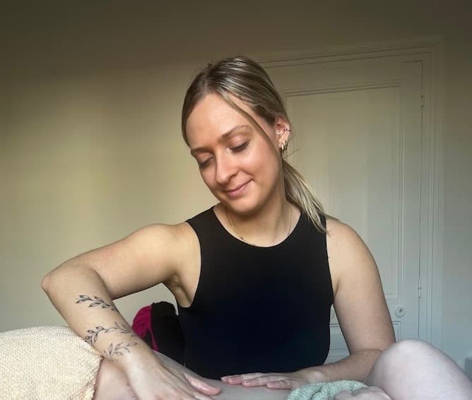 Roxane, technico-esthéticienne, fondatrice de manae care, accompagnée par Éloïse Fontaine